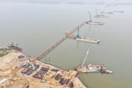 Cận cảnh công trường cầu vượt sông Hồng trị giá gần 10.000 tỷ đồng