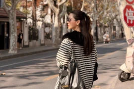 Hot mom Phanh Lee khoe dáng “siêu cấp” giữa lòng Thượng Hải