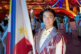 Cô gái cầm cờ Philippines gây chú ý ở SEA Games 33