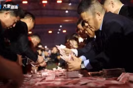 Muôn kiểu thưởng Tết độc lạ gây xôn xao