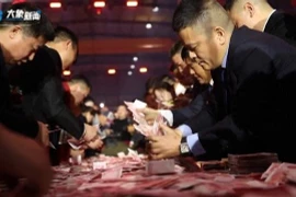 Muôn kiểu thưởng Tết độc lạ gây xôn xao