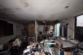 Cận cảnh ngôi nhà hoang đổ nát gần 35 tỷ đồng vẫn hút khách 