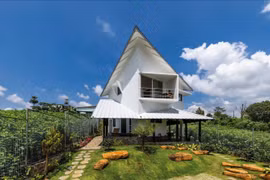 Ngôi nhà trên đồi với tầm nhìn đẹp mê hồn khiến báo ngoại hết lời ca tụng