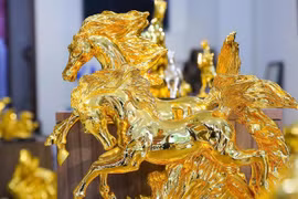 Độc đáo linh vật ngựa mạ vàng 24K hút khách dịp Tết Bính Ngọ 2026
