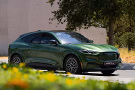 Ford Mustang Mach-E tại Việt Nam giảm 900 triệu, thêm hệ sinh thái