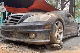 Tận thấy Mercedes-AMG S63 bạc tỷ "vứt xó" vỉa hè Hà Nội suốt 10 năm