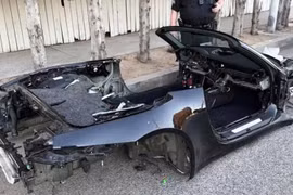 Chiếc Porsche 911 khổ nhất thế giới - bị trộm lột sạch đồ, còn trơ khung sắt