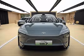 Cận cảnh sedan điện Toyota bZ7 từ 650 triệu đồng, "đối thủ" Mazda 6e