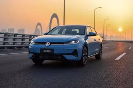 Volkswagen Sagitar S từ 279 triệu đồng - sedan giá rẻ trang bị "xịn sò"