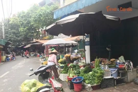 Chợ tạm, chợ cóc nhếch nhác ở Hà Nội trước thời điểm bị dẹp bỏ 