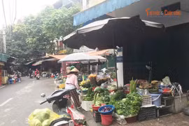 Chợ tạm, chợ cóc nhếch nhác ở Hà Nội trước thời điểm bị dẹp bỏ 