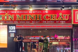 Cảnh sát thu thập nhiều thùng tài liệu tại các cửa hàng Bảo Tín Minh Châu