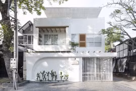 Ngôi nhà màu trắng giản dị, tinh khôi lạ thường giữa lòng đô thị 