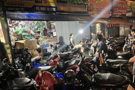 Tiệm sửa xe "làm không hết việc" sau ngày Hà Nội ngập nặng 