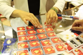 Giá vàng hôm nay 27/7: "Tuột dốc"?