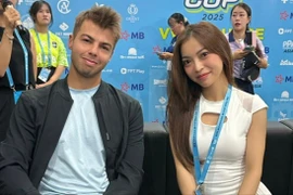 Hot girl Nhật Lê visual sáng bừng bên tay vợt pickleball số 1 thế giới