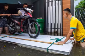 Khu dân cư ở Hà Nội bị cô lập đã 4 ngày vì mưa lớn, sinh hoạt đảo lộn