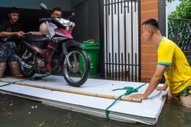 Khu dân cư ở Hà Nội bị cô lập đã 4 ngày vì mưa lớn, sinh hoạt đảo lộn