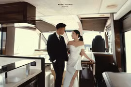 Tiền vệ tuyển Việt Nam và cô chủ tiệm vàng khoe ảnh cưới trên du thuyền