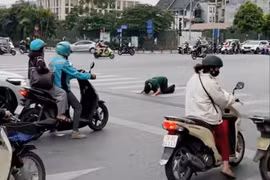 Quỳ lạy người đi đường câu view, TikToker Bách Khỉ gây khó chịu