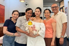 Hot girl Hàn Hằng trong ngày con gái đầy tháng