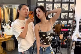 Ngọc Trinh lộ ảnh tình cảm với 'người thân cận' 