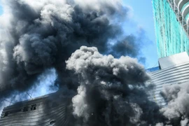 Cháy dữ dội tại cao ốc trung tâm TP Đà Nẵng, khói đen bao trùm cả khu phố