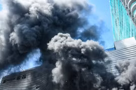 Cháy dữ dội tại cao ốc trung tâm TP Đà Nẵng, khói đen bao trùm cả khu phố