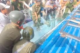 Khối kính nặng đè hai công nhân, hàng chục người giải cứu kịp thời
