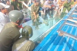 Khối kính nặng đè hai công nhân, hàng chục người giải cứu kịp thời