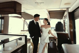 Tiền vệ tuyển Việt Nam và cô chủ tiệm vàng khoe ảnh cưới trên du thuyền