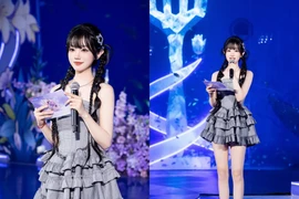 'Nữ thần' Liên Minh Huyền Thoại diện váy ngắn khoe chân dài miên man