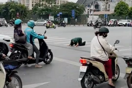 Quỳ lạy người đi đường câu view, TikToker Bách Khỉ gây khó chịu