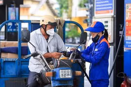 Giá xăng tiếp tục giảm, RON 95 rời xa mốc 20.000 đồng/lít