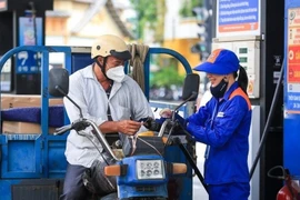 Giá xăng tiếp tục giảm, RON 95 rời xa mốc 20.000 đồng/lít