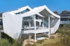 Biệt thự ven hồ 'nổi bần bật' với hệ mái cong đa lớp