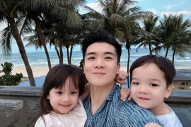 Ảnh giản dị khi làm bố đơn thân của thiếu gia nhà bầu Hiển