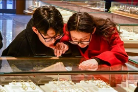 Vàng giả "qua mặt" đèn khò, chủ tiệm mất trắng số tiền lớn