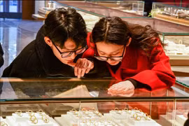 Vàng giả "qua mặt" đèn khò, chủ tiệm mất trắng số tiền lớn