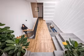 Nhà ống ngỡ "kín cổng cao tường", bên trong cực thoáng sáng 