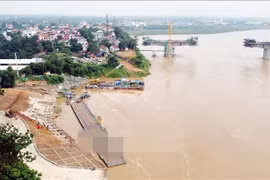 Vận hành lại phà quân sự ở khu vực cầu Phong Châu