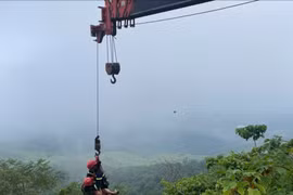 Cảnh sát giải cứu hai người đi xe máy lao xuống vực ở Ba Vì