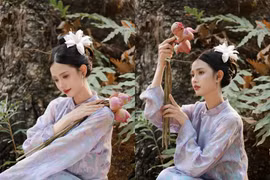 'Hot girl hàng không' Bùi Quốc Quỳnh Anh duyên dáng với áo dài truyền thống