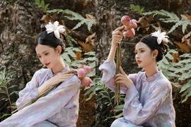 'Hot girl hàng không' Bùi Quốc Quỳnh Anh duyên dáng với áo dài truyền thống