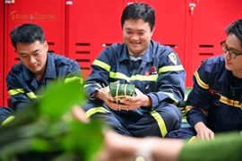 Lính cứu hỏa Thủ đô gói bánh chưng, trực chiến đảm bảo bình yên ngày Tết
