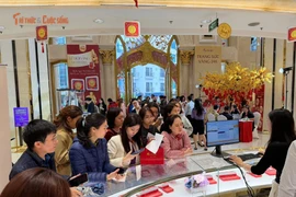 Dòng người Hà Nội xếp hàng mua vàng chiều sát ngày vía Thần Tài 2026