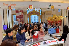 Dòng người Hà Nội xếp hàng mua vàng chiều sát ngày vía Thần Tài 2026