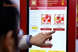 Máy bán vàng tự động, giải pháp tránh xếp hàng mua vàng sát vía Thần Tài