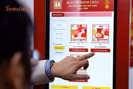 Máy bán vàng tự động, giải pháp tránh xếp hàng mua vàng sát vía Thần Tài