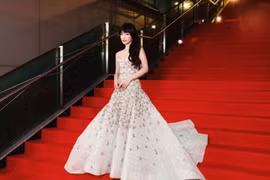 Khả Ngân đẹp miễn chê trên thảm đỏ, thần thái chuẩn “nàng thơ” điện ảnh